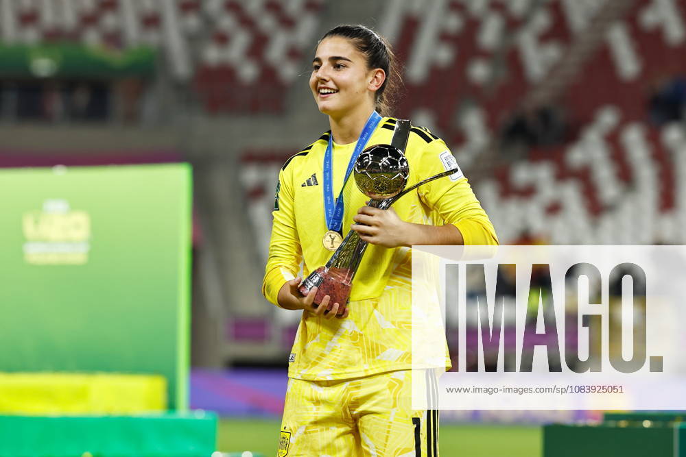 Laia Lopez (ESP), SEPTEMBER 27, 2026 - Football Soccer : Laia Lopez take the winner s trophy after winning FIFA U-20 Women s World Cup Poland 2026 Final match between Under-20 Spain - Under-20 DPR Korea at the Stadion Miejski LKS Lodz in Lodz, Poland. Noxthirdxpartyxsales aflo_351644244 MutsuxKawamorix