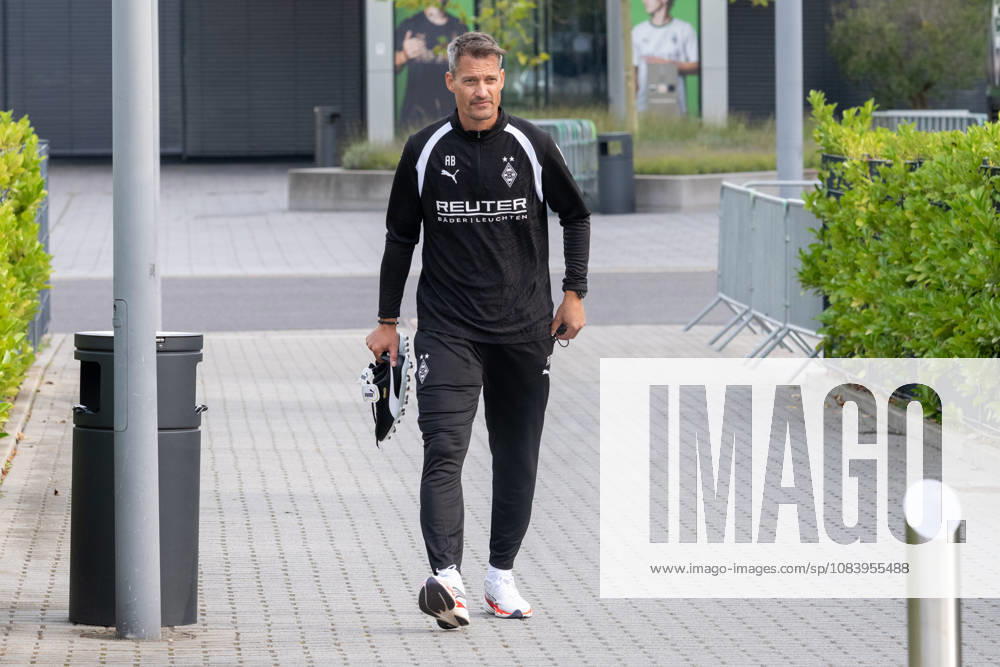 Alexander Blessin (Borussia Moenchengladbach, Trainer) auf dem Weg zu seinem ersten Training bei Borussia Moenchengladbach. Oeffentliches Training Borussia Moenchengladbach, Fussball, Bundesliga, Saison 2026 2027, 29.09.2026 oeffentliches Training Borussia Moenchengladbach, Fussball, Bundesliga, Saison 2026 2027, 29.09.2026 Moenchengladbach
