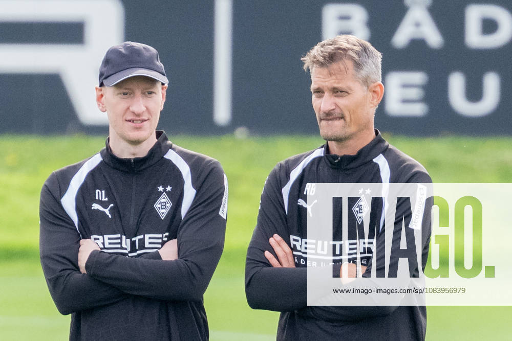 Niklas Lanwehr (Borussia Moenchengladbach, Co-Trainer) und Alexander Blessin (Borussia Moenchengladbach, Trainer) schauen sich das erste Training an. Oeffentliches Training Borussia Moenchengladbach, Fussball, Bundesliga, Saison 2026 2027, 29.09.2026 oeffentliches Training Borussia Moenchengladbach, Fussball, Bundesliga, Saison 2026 2027, 29.09.2026 Moenchengladbach