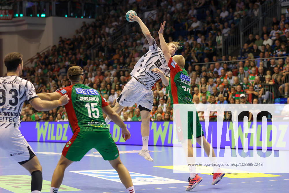 Handball Opel HBL, SC Magdeburg - THW Kiel, v.l. Eric Johansson (Kiel, 21) wirft Tor, Torschuetze, erzielt Tor, Treffer, scores the goal Magdeburg