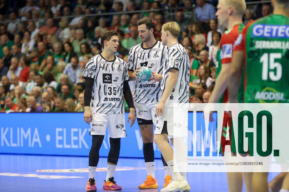Handball Opel HBL, SC Magdeburg - THW Kiel, v.l. Domen Makuc (Kiel, 35), Veron Nacinovic (Kiel, 93, Eric Johansson (Kiel, 21) Magdeburg