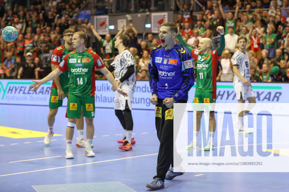Handball Opel HBL, SC Magdeburg - THW Kiel, v.l. Dominik Kuzmanovic (Magdeburg, 1) Jubelt ueber gehaltenen Ball, abgewehrt, gehalten, Torhueter Magdeburg