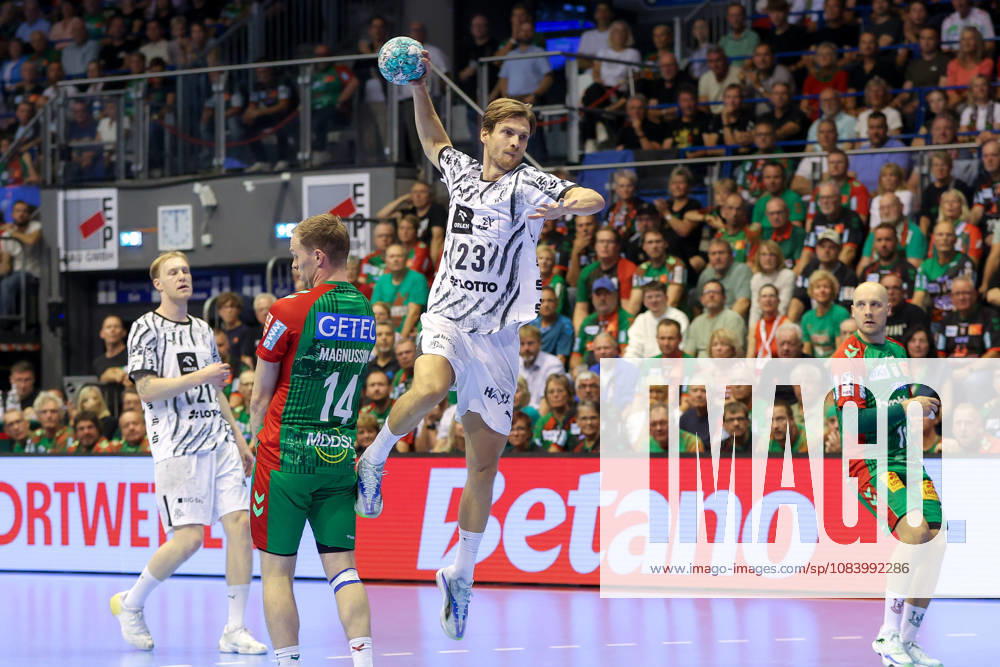 Handball Opel HBL, SC Magdeburg - THW Kiel, v.l. Rune Dahmke (Kiel, 23) wirft Tor, Torschuetze, erzielt Tor, Treffer, scores the goal Magdeburg