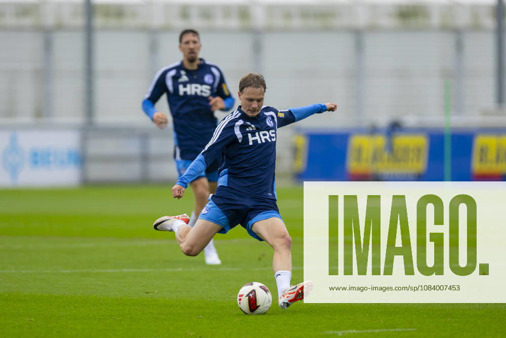 Fussball, Training des FC Schalke 04. Finn Porath (FC Schalke 04). Gelsenkirchen Trainingsgelände FC Schalke 04 NRW Deutschland xRHR-FOTO YYx