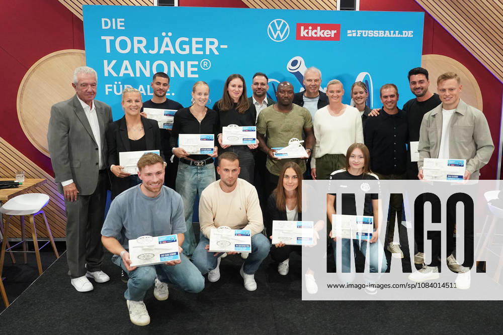 Preisträger der Torjägerkanone für Alle des Kicker und DFB mit Alexandra Popp und Philipp Lahm - München 01.10.2026: Deutschland vs. Serbien, UEFA Nations League, 3. Spieltag, Allianz Arena