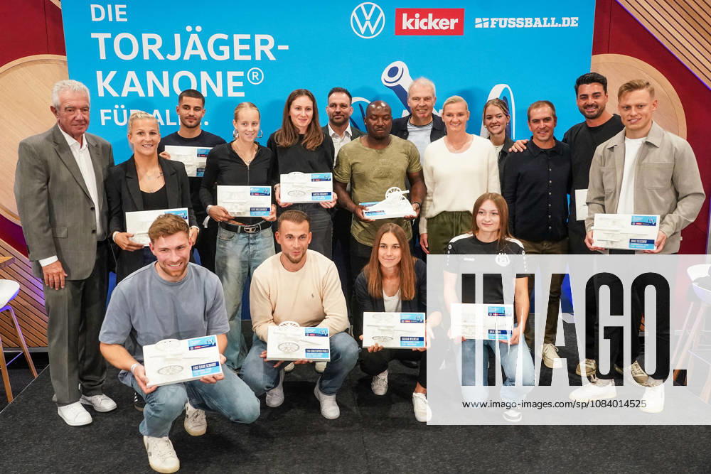 Preisträger der Torjägerkanone für Alle des Kicker und DFB mit Alexandra Popp und Philipp Lahm - München 01.10.2026: Deutschland vs. Serbien, UEFA Nations League, 3. Spieltag, Allianz Arena