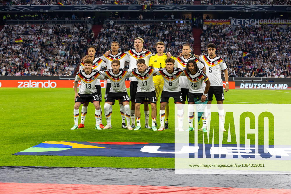 Fussball: UEFA Nations League 2026 - 2027, 3. Spieltag - Deutschland vs Serbien - Allianz-Arena (München) : Mannschaftsfoto, Totale
