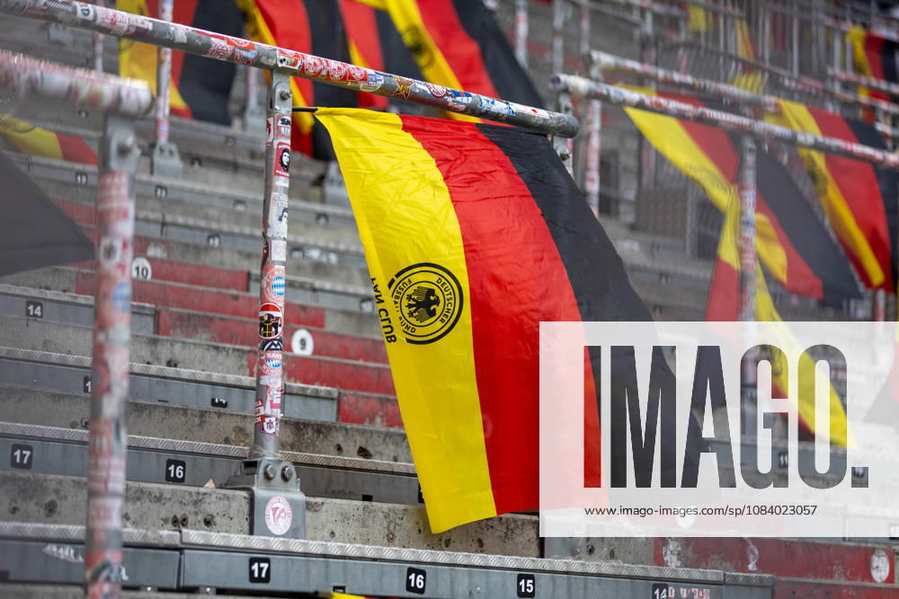 Fussball: UEFA Nations League 2026 - 2027, 3. Spieltag - Deutschland vs Serbien - Allianz-Arena (München) : Fahnen von den Fans