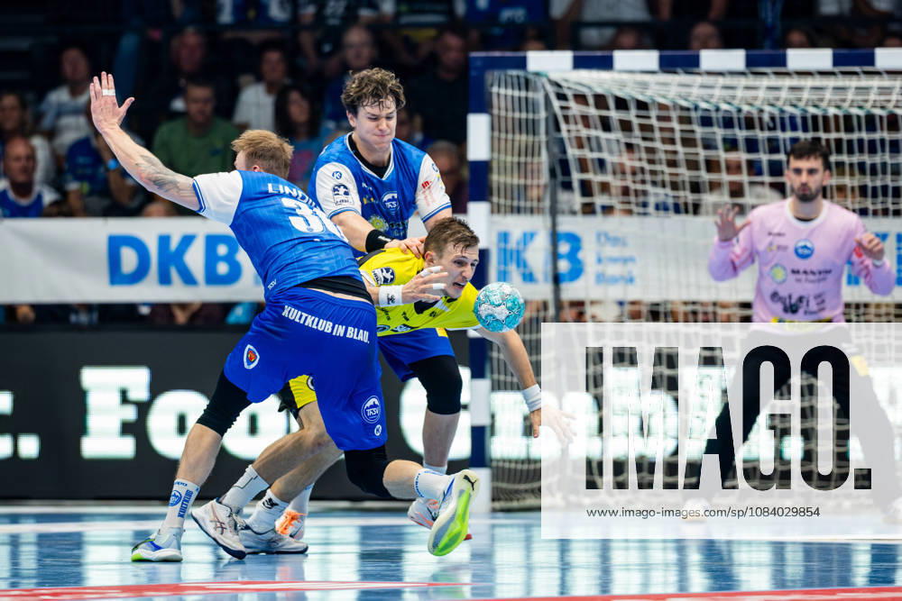 GER, Handball, Maenner, Saison 26 27, Opel 1.Bl, 7.Spieltag, ThSV Eisenach - TVB Stuttgart Dominik Solak (ThSV Eisenach,30), Simone Mengon (TVB Stuttgart), Tillman Leu (ThSV Eisenach,99) 99817 Eisenach Werner-Assmann-Halle Am Sportp Thueringen Deutschland