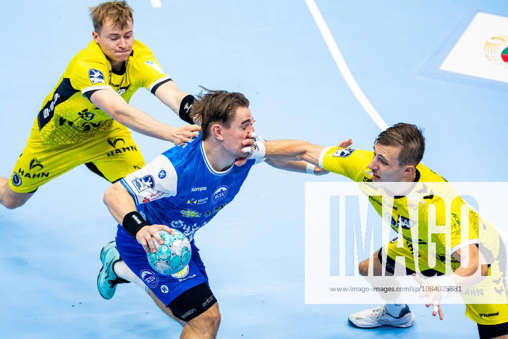 GER, Handball, Maenner, Saison 26 27, Opel 1.Bl, 7.Spieltag, ThSV Eisenach - TVB Stuttgart Torben Matzken (TVB Stuttgart), Felix Aellen (ThSV Eisenach,22), Simone Mengon (TVB Stuttgart) 99817 Eisenach Werner-Assmann-Halle Am Sportp Thueringen Deutschland
