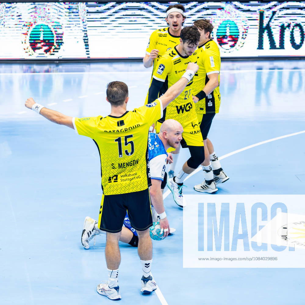 GER, Handball, Maenner, Saison 26 27, Opel 1.Bl, 7.Spieltag, ThSV Eisenach - TVB Stuttgart Peter Walz (ThSV Eisenach,14) in mitten seiner Gegenspieler Simone Mengon (TVB Stuttgart), Philipp Meyer (TVB Stuttgart) 99817 Eisenach Werner-Assmann-Halle Am Sportp Thueringen Deutschland