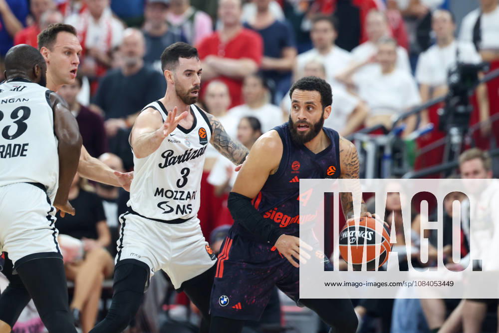 Duane Washington Jr. (FC Bayern Basketball, 04) mit Ball mit Luca Vildoza (Partizan Belgrad, 03), GER, FC Bayern Basketball vs. Partizan Mozzart Bet Belgrad, Basketball, Euroleague, 3. Spieltag, Saison 2026 2027, 02.10.2026, GER, FC Bayern Basketball vs. Partizan Mozzart Bet Belgrad, Basketball, Euroleague, 3. Spieltag, Saison 2026 2027, 02.10.2026 Muenchen