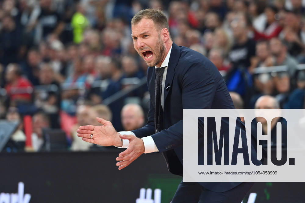 Trainer Anton GAVEL (FCB), Gestik,gibt Anweisungen, Einzelbild,angeschnittenes Einzelmotiv,Halbfigur,halbe Figur, Basketball Euro League,Saison 2026 2027, FC Bayern Muenchen - Partizan Belgrad am 02.10.2026 , S A P G A R D EN