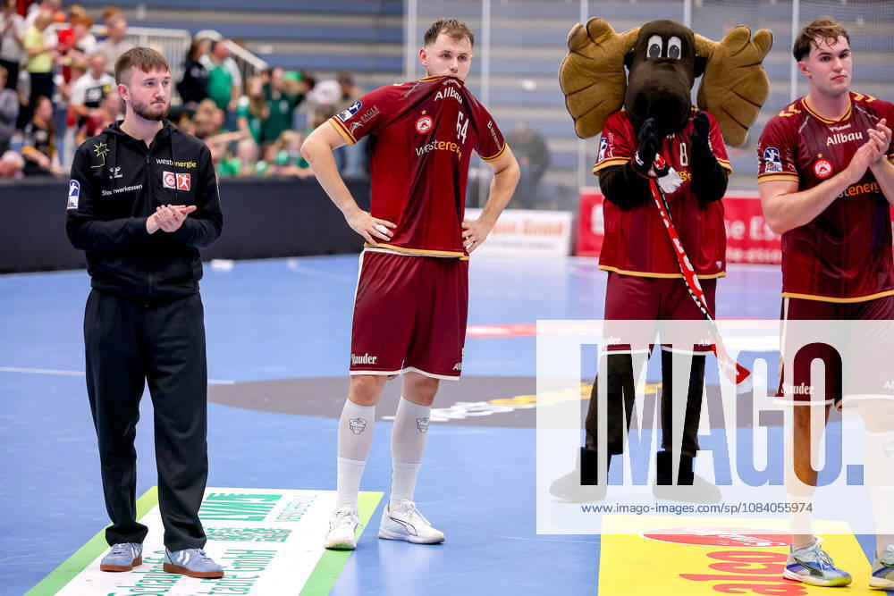 6. Spieltag der 2. Handball-Bundesliga, TuSEM Essen - SC DHfK Leipzig. Enttäuschte Gesichter nach der Niederlage gegen leipzig. Maximilian Hejny (TUSEM Essen 64) neben Maskottchen Elmar NRW Deutschland