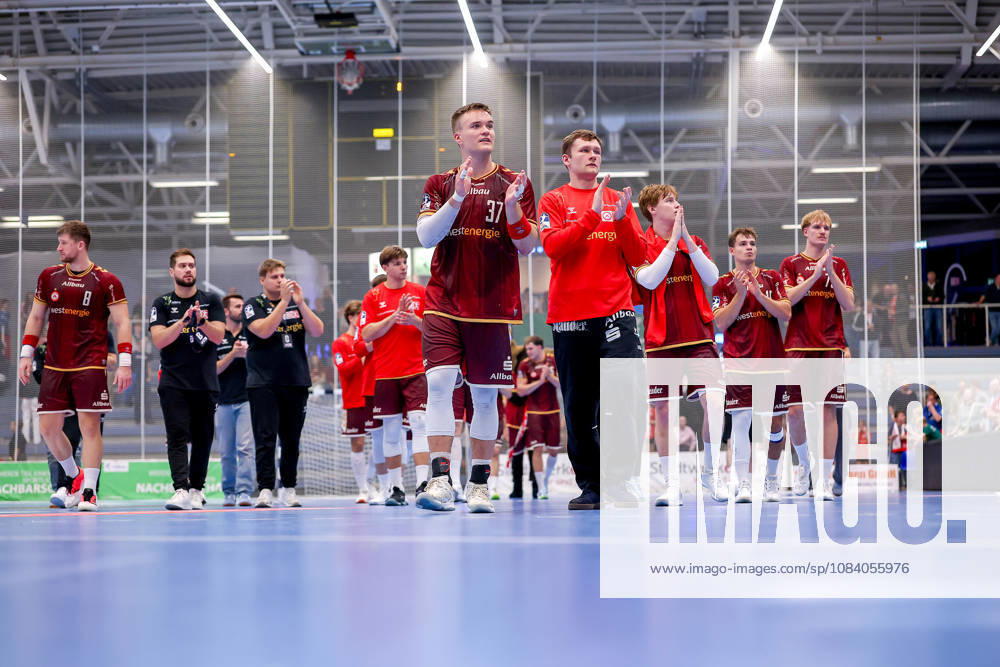 6. Spieltag der 2. Handball-Bundesliga, TuSEM Essen - SC DHfK Leipzig. Enttäuschte Gesichter nach der Niederlage gegen leipzig. Max Neuhaus (TUSEM Essen 37) neben Lukas Diedrich (TUSEM Essen 16) Felix Mart (TUSEM Essen 03) NRW Deutschland