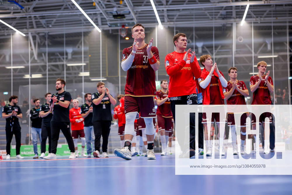 6. Spieltag der 2. Handball-Bundesliga, TuSEM Essen - SC DHfK Leipzig. Enttäuschte Gesichter nach der Niederlage gegen leipzig. Max Neuhaus (TUSEM Essen 37) neben Lukas Diedrich (TUSEM Essen 16) Felix Mart (TUSEM Essen 03) NRW Deutschland