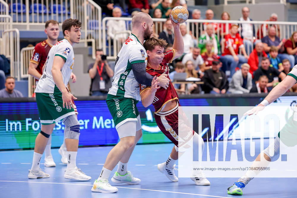 6. Spieltag der 2. Handball-Bundesliga, TuSEM Essen - SC DHfK Leipzig. Moritz Preuss (SC DHFK Leipzig 67) im Zweikampf gegen Nils Homscheid (TUSEM Essen 15) NRW Deutschland