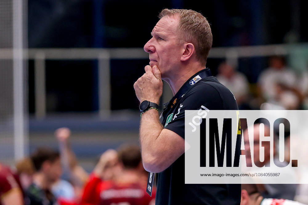 6. Spieltag der 2. Handball-Bundesliga, TuSEM Essen - SC DHfK Leipzig. Trainer Frank Carstens (SC DHFK Leipzig hc) gestikulierend am Spielfeldrand NRW Deutschland