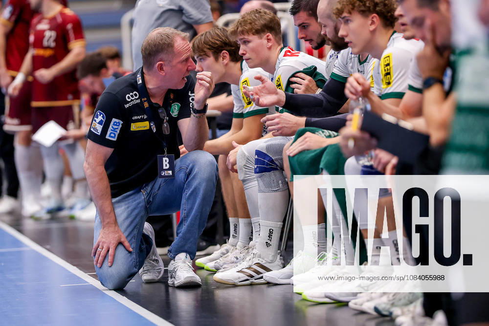 6. Spieltag der 2. Handball-Bundesliga, TuSEM Essen - SC DHfK Leipzig. Trainer Frank Carstens (SC DHFK Leipzig hc) gestikulierend am Spielfeldrand NRW Deutschland