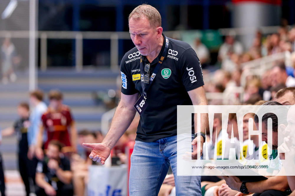 6. Spieltag der 2. Handball-Bundesliga, TuSEM Essen - SC DHfK Leipzig. Trainer Frank Carstens (SC DHFK Leipzig hc) gestikulierend am Spielfeldrand NRW Deutschland
