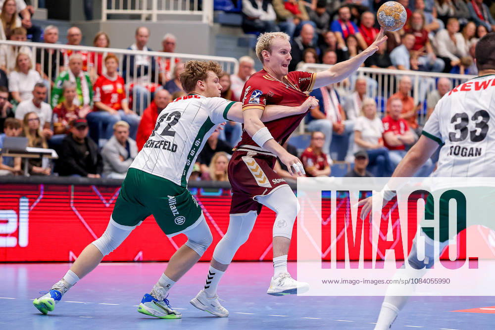6. Spieltag der 2. Handball-Bundesliga, TuSEM Essen - SC DHfK Leipzig. Tim Hertzfeld (SC DHFK Leipzig 72) im Zweikampf gegen Oskar Kostuj (TUSEM Essen 55) NRW Deutschland