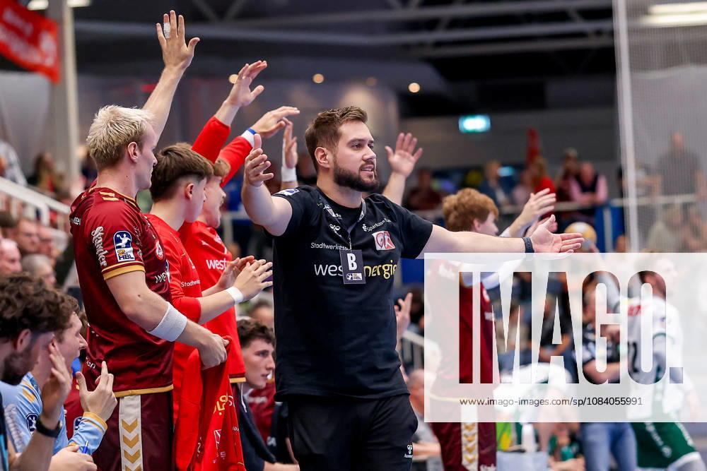6. Spieltag der 2. Handball-Bundesliga, TuSEM Essen - SC DHfK Leipzig. Cheftrainer Kenji Hövels (TUSEM Essen hc) gestikulierend am Spielfeldrand NRW Deutschland