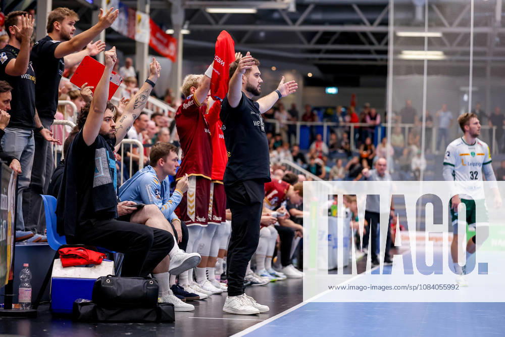 6. Spieltag der 2. Handball-Bundesliga, TuSEM Essen - SC DHfK Leipzig. Cheftrainer Kenji Hövels (TUSEM Essen hc) gestikulierend am Spielfeldrand NRW Deutschland