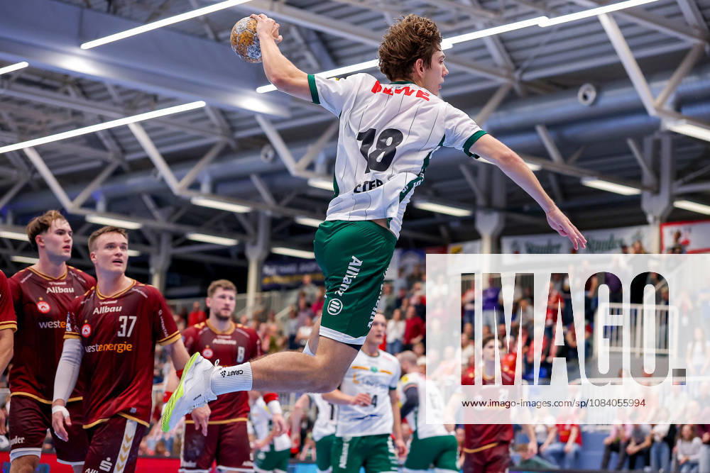 6. Spieltag der 2. Handball-Bundesliga, TuSEM Essen - SC DHfK Leipzig. Staffan Peter (SC DHFK Leipzig 18) wirft den Ball auf das Tor NRW Deutschland