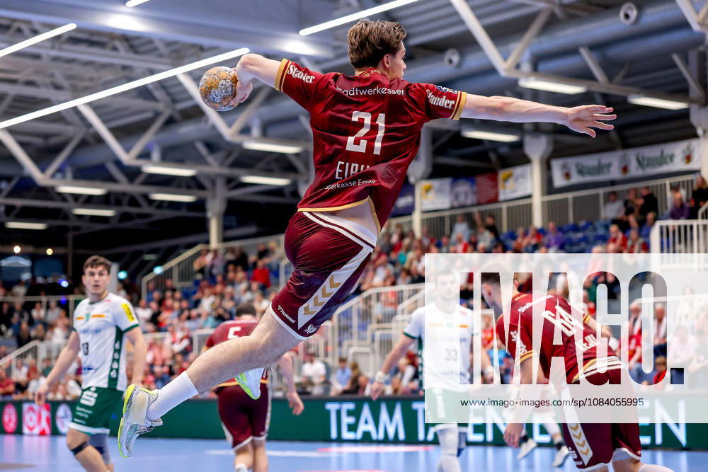6. Spieltag der 2. Handball-Bundesliga, TuSEM Essen - SC DHfK Leipzig. Felix Eißing (TUSEM Essen 21) wirft den Ball auf das Tor NRW Deutschland