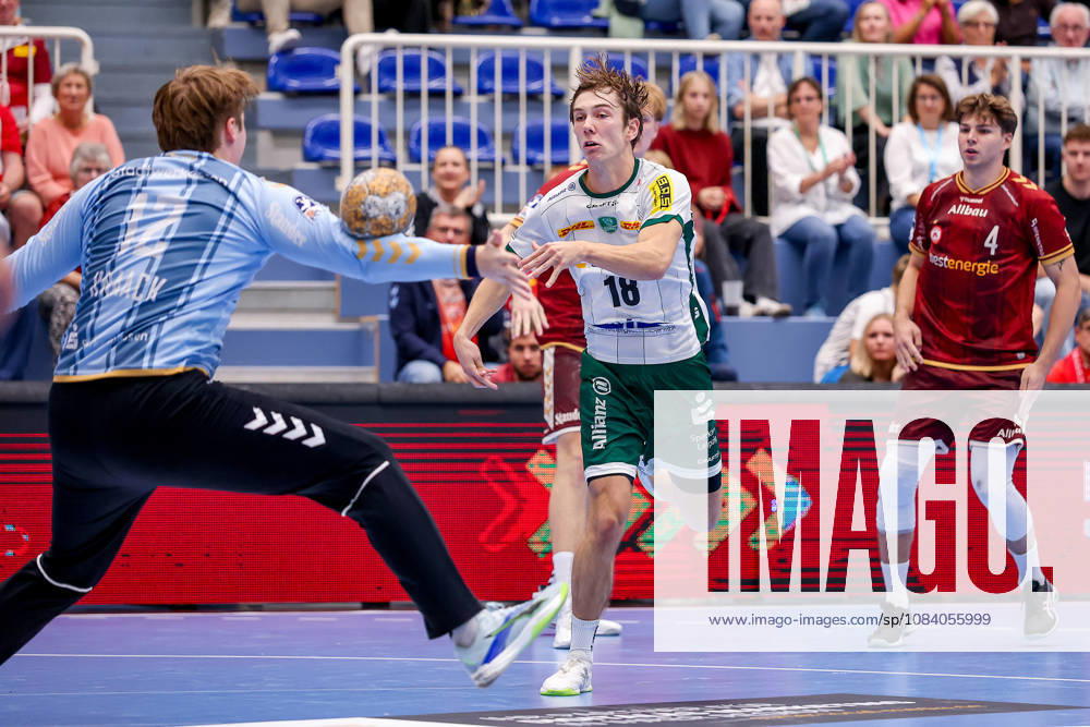 6. Spieltag der 2. Handball-Bundesliga, TuSEM Essen - SC DHfK Leipzig. Staffan Peter (SC DHFK Leipzig 18) wirft den Ball auf das Tor von Finn Knaack (TUSEM Essen 12) NRW Deutschland