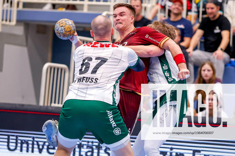 6. Spieltag der 2. Handball-Bundesliga, TuSEM Essen - SC DHfK Leipzig. Max Neuhaus (TUSEM Essen 37) wird von Moritz Preuss (SC DHFK Leipzig 67) am Kreis festgemacht NRW Deutschland
