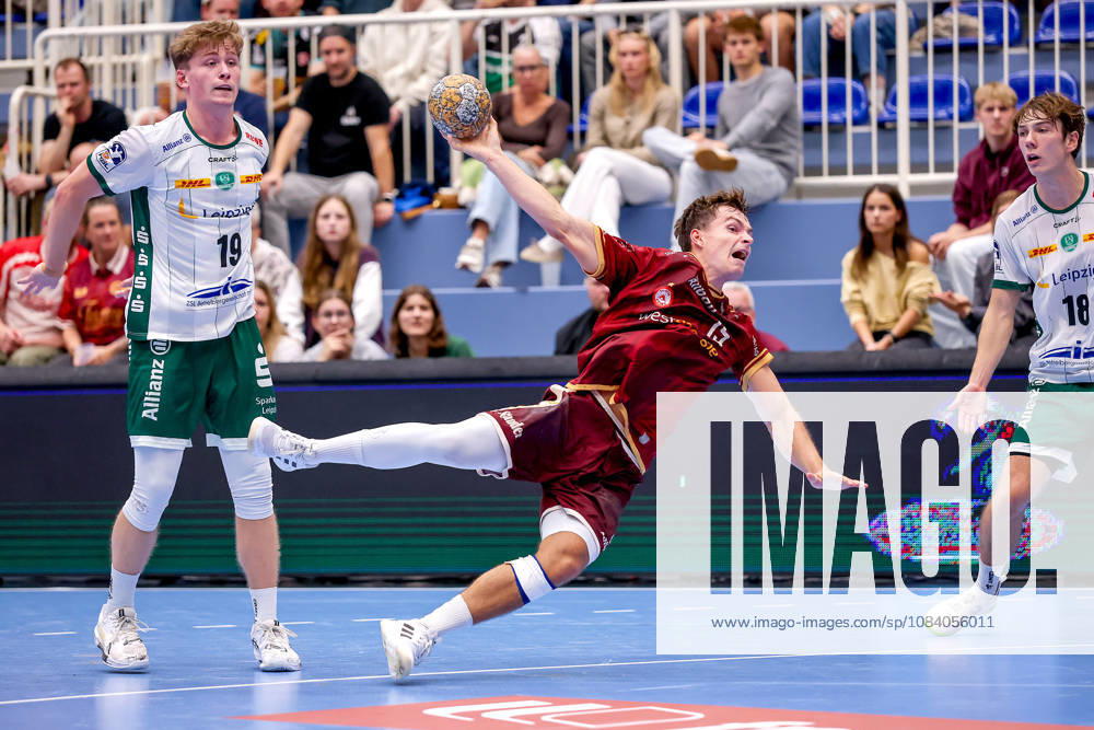 6. Spieltag der 2. Handball-Bundesliga, TuSEM Essen - SC DHfK Leipzig. Nils Homscheid (TUSEM Essen 15) wirft den Ball auf das Tor NRW Deutschland