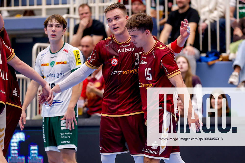 6. Spieltag der 2. Handball-Bundesliga, TuSEM Essen - SC DHfK Leipzig. Max Neuhaus (TUSEM Essen 37) neben Nils Homscheid (TUSEM Essen 15) NRW Deutschland