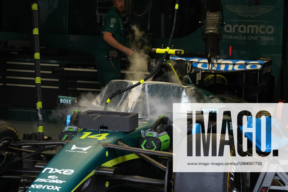 Sepang International Circuit, Kuala Lumpur, 2026 Formula 1 Gulf Air Bahrain Grand Prix , Das Cockpit von Fernando Alonso (ESP), Aston Martin Aramco Formula One Team wird vor dem Training gekühlt. (Photo by Hasan Bratic DeFodi Images) -
