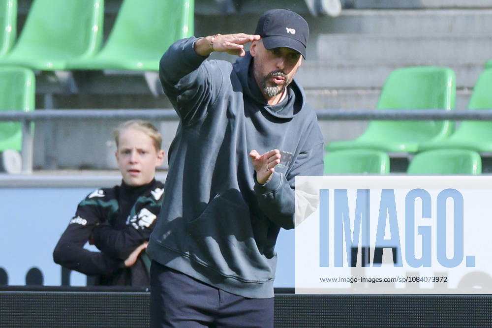 Trainer Sandro Wagner (Hannover 96) gestikuliert waehrend des Freundschaftsspiels zwischen Hannover 96 und dem SC Verl, Heinz von Heiden Arena am 03. October 2026 in Hannover, Deutschland. (Foto von Marco Steinbrenner DeFodi Images) +++ Trainer Sandro Wagner (Hannover 96) gestures during the Friendly match between Hannover 96 and SC Verl at Heinz von Heiden Arena on October 3, 2026 in Hannover, Germany. (Photo by Marco Steinbrenner DeFodi Images) (Photo by Marco Steinbrenner DeFodi Images) -