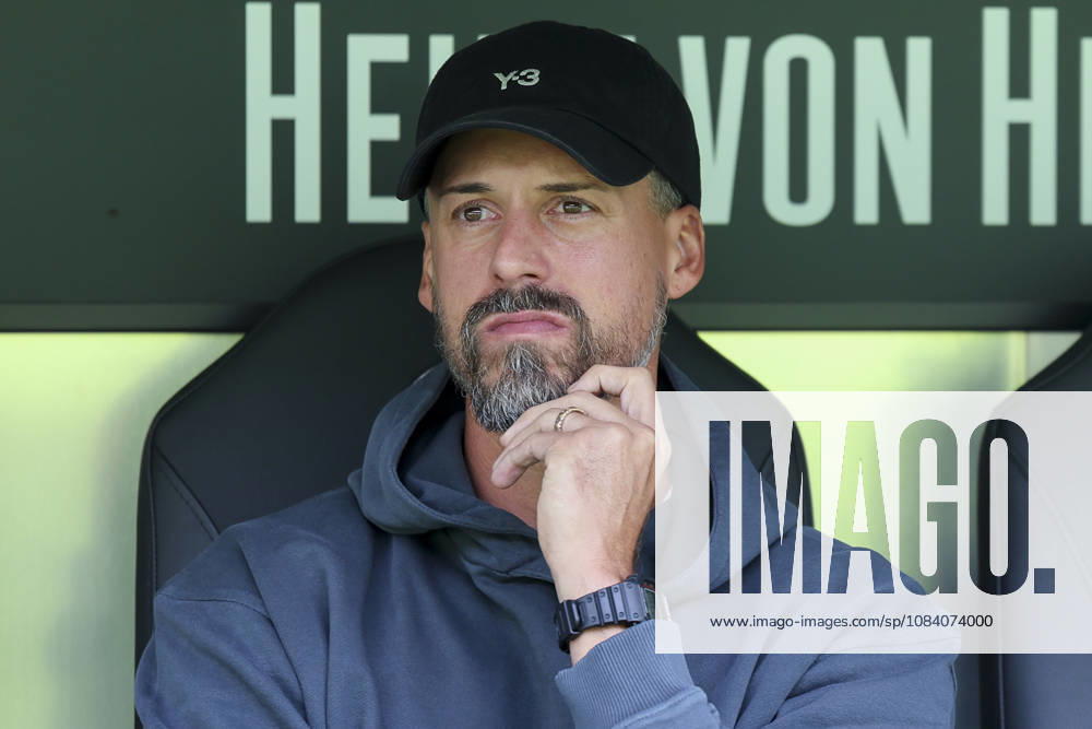 Trainer Sandro Wagner (Hannover 96) schaut enttaeuscht waehrend des Freundschaftsspiels zwischen Hannover 96 und dem SC Verl, Heinz von Heiden Arena am 03. October 2026 in Hannover, Deutschland. (Foto von Marco Steinbrenner DeFodi Images) +++ Trainer Sandro Wagner (Hannover 96) looks dejected during the Friendly match between Hannover 96 and SC Verl at Heinz von Heiden Arena on October 3, 2026 in Hannover, Germany. (Photo by Marco Steinbrenner DeFodi Images) (Photo by Marco Steinbrenner DeFodi Images) -