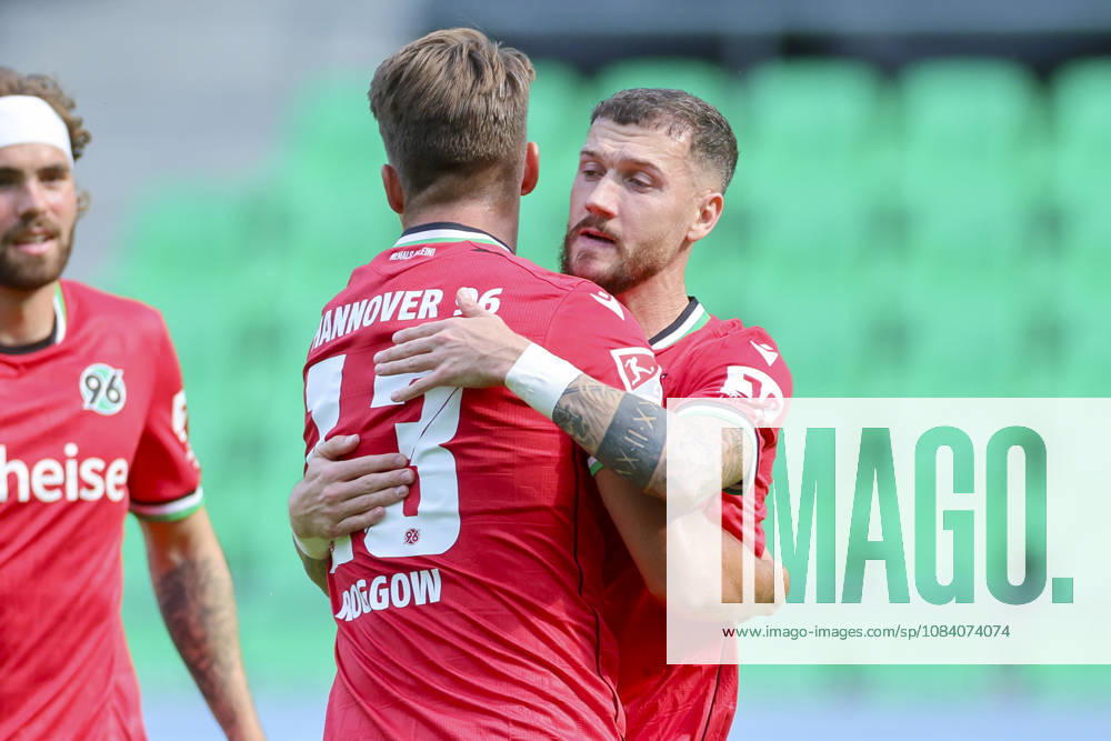 Marcel Hartel (Hannover 96) bejubelt seinen Treffer zum 1:0 mit Franz Roggow (Hannover 96) waehrend des Freundschaftsspiels zwischen Hannover 96 und dem SC Verl, Heinz von Heiden Arena am 03. October 2026 in Hannover, Deutschland. (Foto von Marco Steinbrenner DeFodi Images) +++ Marcel Hartel (Hannover 96) celebrates after scoring his teams first goal with Franz Roggow (Hannover 96) during the Friendly match between Hannover 96 and SC Verl at Heinz von Heiden Arena on October 3, 2026 in Hannover, Germany. (Photo by Marco Steinbrenner DeFodi Images) (Photo by Marco Steinbrenner DeFodi Images) -