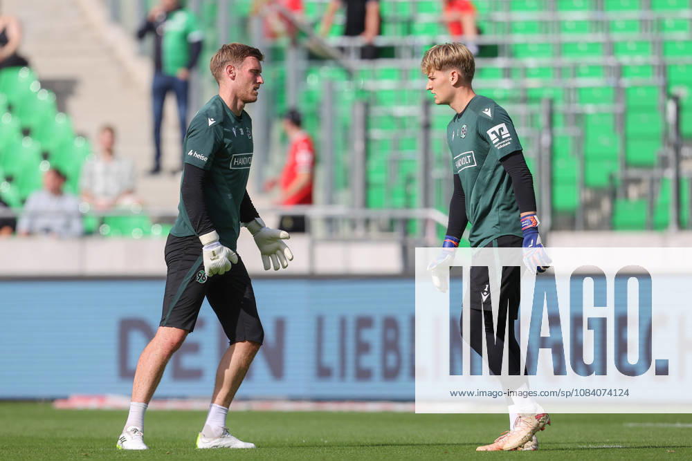 Fussball Testspiel, Hannover 96 - SC Verl, v.l. Leo Weinkauf (Hannover, 30), Pascal Loretz (Hannover, 1) Hannover