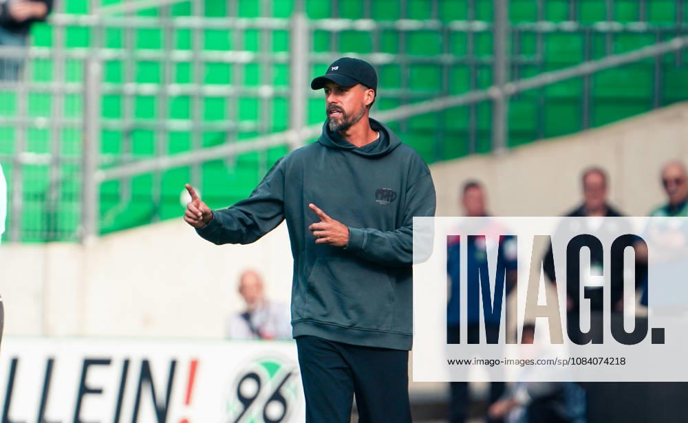 Deutschland: Fussball Testspiel Vereine 2026 2027, Freundschaftsspiel - Hannover 96 vs SC Verl - Heinz von Heiden Arena (Hannover): Geste, Gestik, Emotion Sandro Wagner (Trainer Hannover 96)