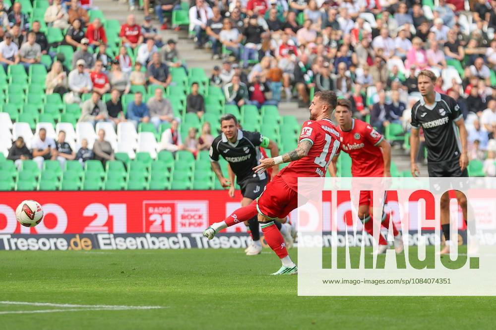 Fussball Testspiel, Hannover 96 - SC Verl, v.l. Marcel Hartel (Hannover) schiesst Tor, schießt, Torschuetze, erzielt Tor, Treffer, scores the goal 1:0 Elfmeter Hannover