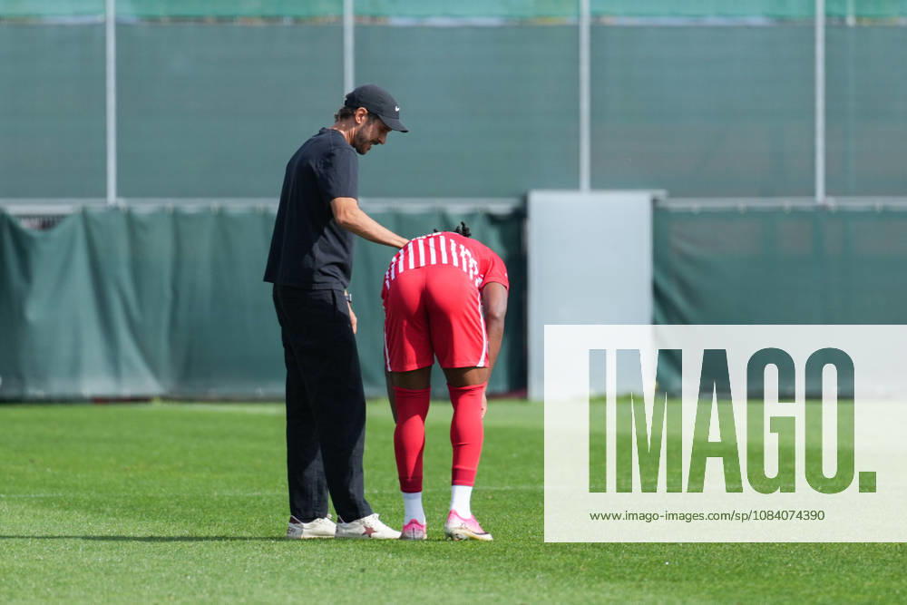 Testspiel: SC Freiburg vs FC Luzern, 03.10.2026 Julian Schuster (SC Freiburg, Trainer) der Cyriaque Irie (SC Freiburg, 22) Anweisungen vor dem Spiel gibt Testspiel: SC Freiburg vs FC Luzern, Europa-Park Stadion, 03.10.2026 DFB DFL REGULATIONS PROHIBIT ANY USE OF PHOTOGRAPHS AS IMAGE SEQUENCES AND OR QUASI-VIDEO.