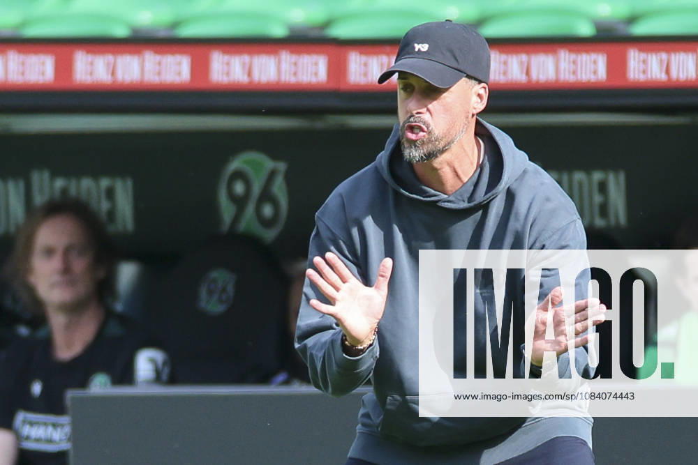 Trainer Sandro Wagner (Hannover 96) gestikuliert waehrend des Freundschaftsspiels zwischen Hannover 96 und dem SC Verl, Heinz von Heiden Arena am 03. October 2026 in Hannover, Deutschland. (Foto von Marco Steinbrenner DeFodi Images) +++ Trainer Sandro Wagner (Hannover 96) gestures during the Friendly match between Hannover 96 and SC Verl at Heinz von Heiden Arena on October 3, 2026 in Hannover, Germany. (Photo by Marco Steinbrenner DeFodi Images) (Photo by Marco Steinbrenner DeFodi Images) -