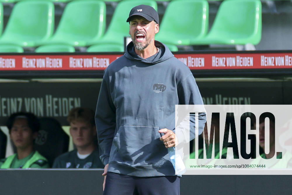 Trainer Sandro Wagner (Hannover 96) schaut enttaeuscht waehrend des Freundschaftsspiels zwischen Hannover 96 und dem SC Verl, Heinz von Heiden Arena am 03. October 2026 in Hannover, Deutschland. (Foto von Marco Steinbrenner DeFodi Images) +++ Trainer Sandro Wagner (Hannover 96) looks dejected during the Friendly match between Hannover 96 and SC Verl at Heinz von Heiden Arena on October 3, 2026 in Hannover, Germany. (Photo by Marco Steinbrenner DeFodi Images) (Photo by Marco Steinbrenner DeFodi Images) -