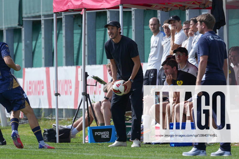 Julian Schuster (SC Freiburg, Trainer) am Ball , Deutschland, Fussball, Testspiel, SC Freiburg vs. FC Luzern, 03.10.2026, Europa-Park Stadion, Trainingsplatz, Freiburg Freiburg Europa-Park Stadion, Trainingspl Baden-Wuerttemberg Deutschland