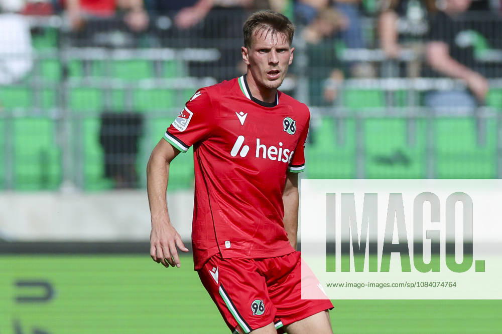 Emir Sahiti (Hannover 96) schaut waehrend des Freundschaftsspiels zwischen Hannover 96 und dem SC Verl, Heinz von Heiden Arena am 03. October 2026 in Hannover, Deutschland. (Foto von Marco Steinbrenner DeFodi Images) +++ Emir Sahiti (Hannover 96) looks on during the Friendly match between Hannover 96 and SC Verl at Heinz von Heiden Arena on October 3, 2026 in Hannover, Germany. (Photo by Marco Steinbrenner DeFodi Images) (Photo by Marco Steinbrenner DeFodi Images) -