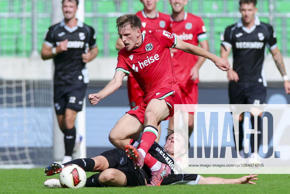 Emir Sahiti (Hannover 96) und Fabian Wessig (SC Verl) kaempfen um den Ball waehrend des Freundschaftsspiels zwischen Hannover 96 und dem SC Verl, Heinz von Heiden Arena am 03. October 2026 in Hannover, Deutschland. (Foto von Marco Steinbrenner DeFodi Images) +++ Emir Sahiti (Hannover 96) und Fabian Wessig (SC Verl) battle for the ball during the Friendly match between Hannover 96 and SC Verl at Heinz von Heiden Arena on October 3, 2026 in Hannover, Germany. (Photo by Marco Steinbrenner DeFodi Images) (Photo by Marco Steinbrenner DeFodi Images) -