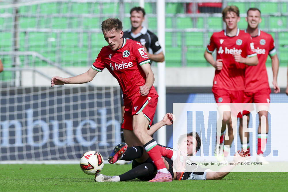 Emir Sahiti (Hannover 96) und Fabian Wessig (SC Verl) kaempfen um den Ball waehrend des Freundschaftsspiels zwischen Hannover 96 und dem SC Verl, Heinz von Heiden Arena am 03. October 2026 in Hannover, Deutschland. (Foto von Marco Steinbrenner DeFodi Images) +++ Emir Sahiti (Hannover 96) und Fabian Wessig (SC Verl) battle for the ball during the Friendly match between Hannover 96 and SC Verl at Heinz von Heiden Arena on October 3, 2026 in Hannover, Germany. (Photo by Marco Steinbrenner DeFodi Images) (Photo by Marco Steinbrenner DeFodi Images) -