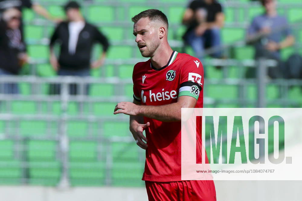 Boris Tomiak (Hannover 96) schaut enttaeuscht waehrend des Freundschaftsspiels zwischen Hannover 96 und dem SC Verl, Heinz von Heiden Arena am 03. October 2026 in Hannover, Deutschland. (Foto von Marco Steinbrenner DeFodi Images) +++ Boris Tomiak (Hannover 96) looks dejected during the Friendly match between Hannover 96 and SC Verl at Heinz von Heiden Arena on October 3, 2026 in Hannover, Germany. (Photo by Marco Steinbrenner DeFodi Images) (Photo by Marco Steinbrenner DeFodi Images) -