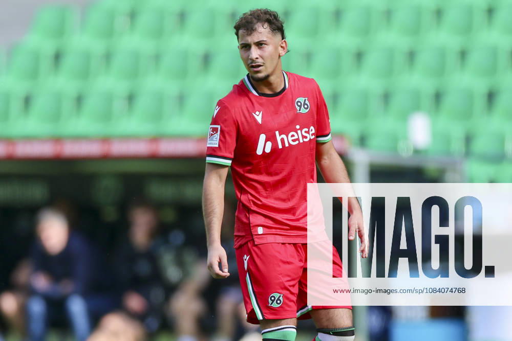 Taycan Ectibasi (Hannover 96) schaut waehrend des Freundschaftsspiels zwischen Hannover 96 und dem SC Verl, Heinz von Heiden Arena am 03. October 2026 in Hannover, Deutschland. (Foto von Marco Steinbrenner DeFodi Images) +++ Taycan Ectibasi (Hannover 96) looks on during the Friendly match between Hannover 96 and SC Verl at Heinz von Heiden Arena on October 3, 2026 in Hannover, Germany. (Photo by Marco Steinbrenner DeFodi Images) (Photo by Marco Steinbrenner DeFodi Images) -