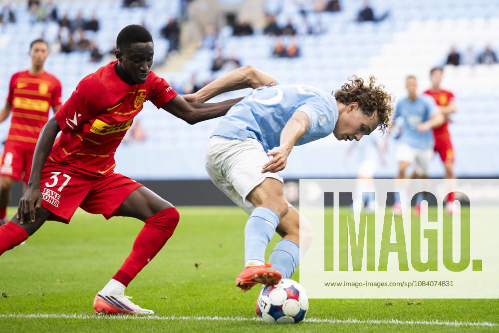 Anton Höög of Malmö FF and Lamine Sadio of FC Nordsjälland during the Friendly match between Malmö FF and FC Nordsjälland on October 3, 2026 in Malmö. Photo: Avdo Bilkanovic BILDBYRAN COP 115 AB0391 fotboll football soccer fotball träningsmatch friendly match malmö ff fc nordsjälland bbeng